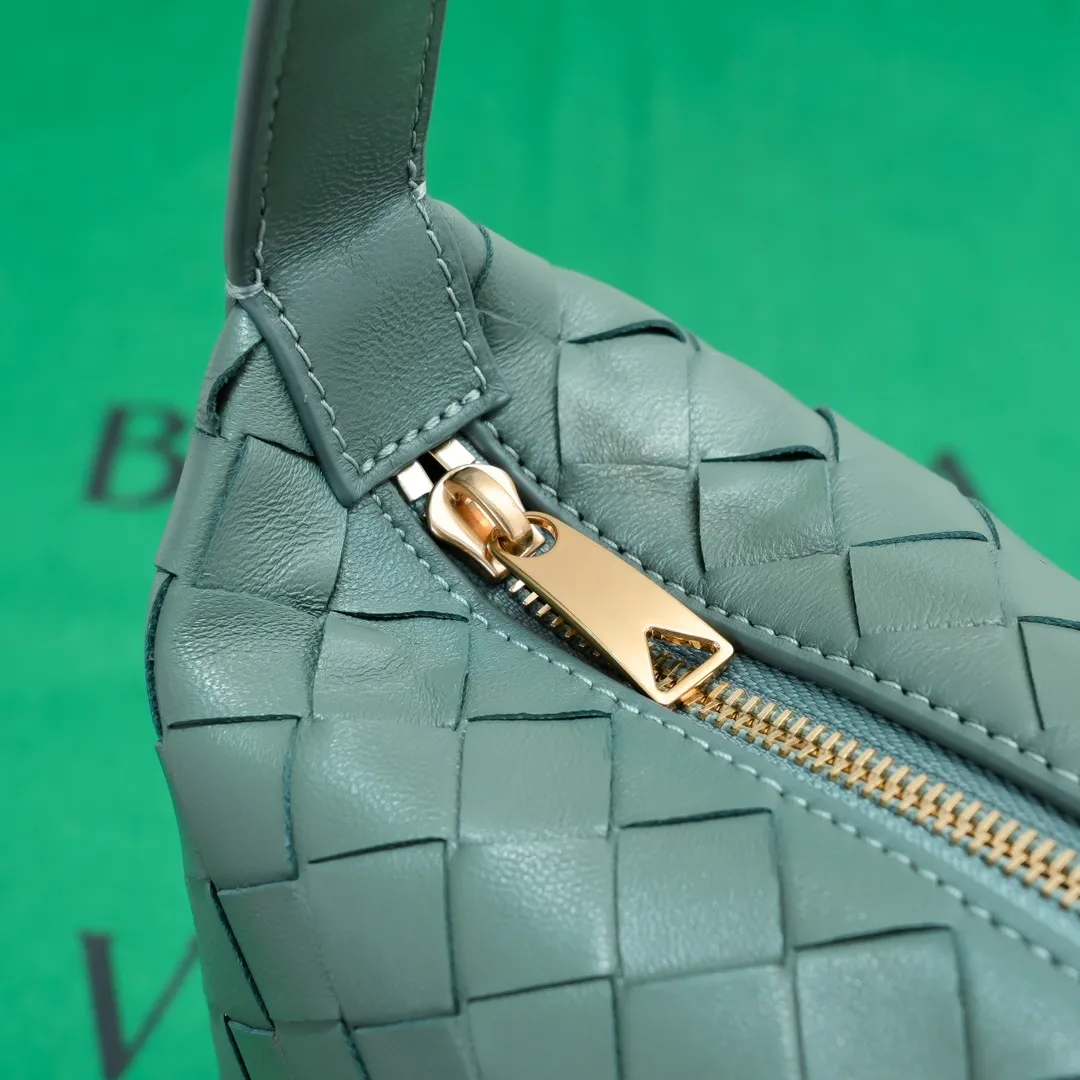Batch 1360 #BvWallace Shoulder Lunch Bag 🔥 A lunch box bag that you can just grab and go. It is made of classic intrecciato weaving technology and reflects the craftsmanship of Bottega. The entire bag is made of top-grade happa lambskin. It is very soft and lightweight. The small bag shape is cute and exquisite. The interior capacity is also very large and can be carried under the arm. It is quite practical! The bottom of the bag is made of gold metal to prevent wear and tear. The details are really good! Choose this elegant commuting bag for Zaoba people~ Size: 22x13x9.5, model number; 7748#